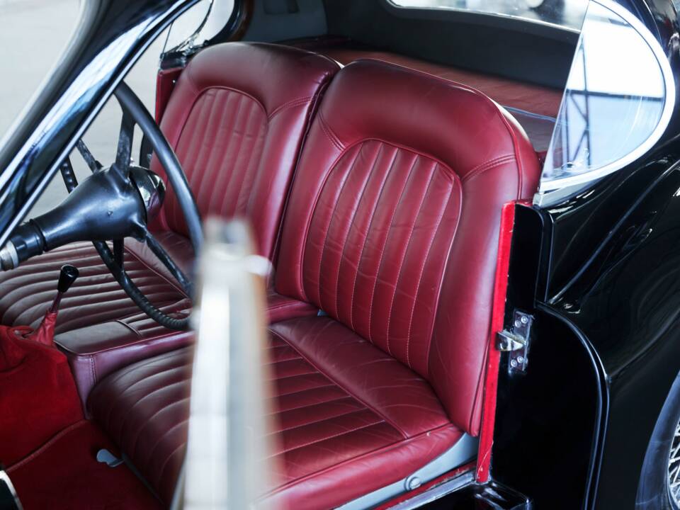 Image 23/47 de Jaguar XK 120 FHC (1954)