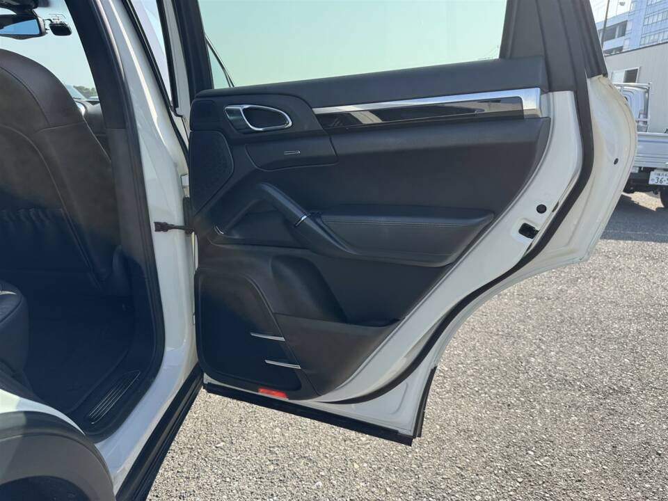 Bild 24/61 von Porsche Cayenne S (2010)