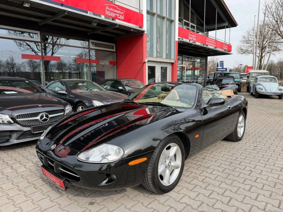 Image 2/34 of Jaguar XK8 4.0 (1997)