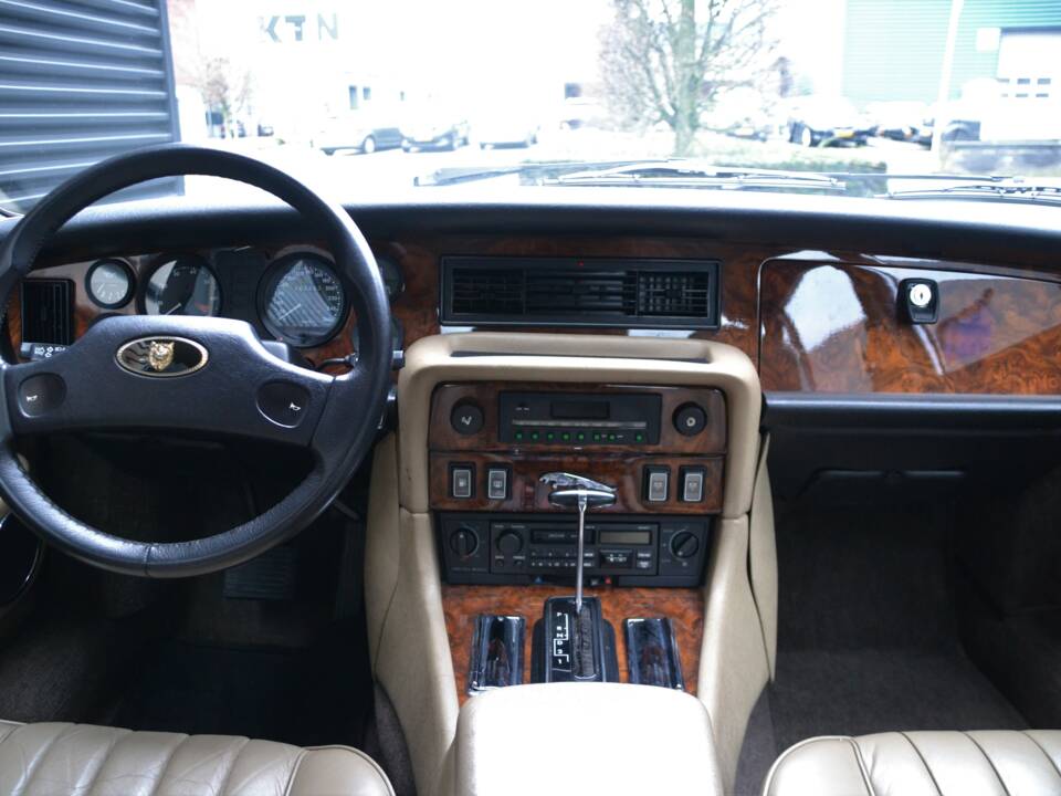 Image 25/29 de Jaguar XJ 12 (1992)