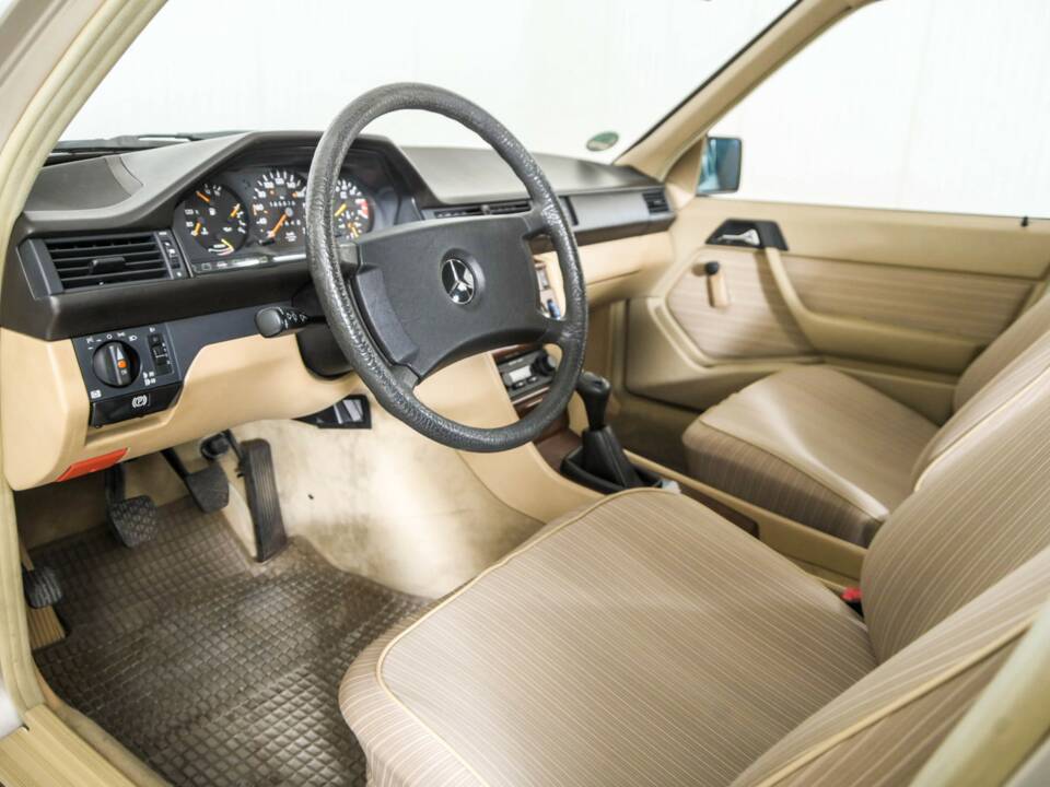 Bild 16/50 von Mercedes-Benz 230 TE (1987)