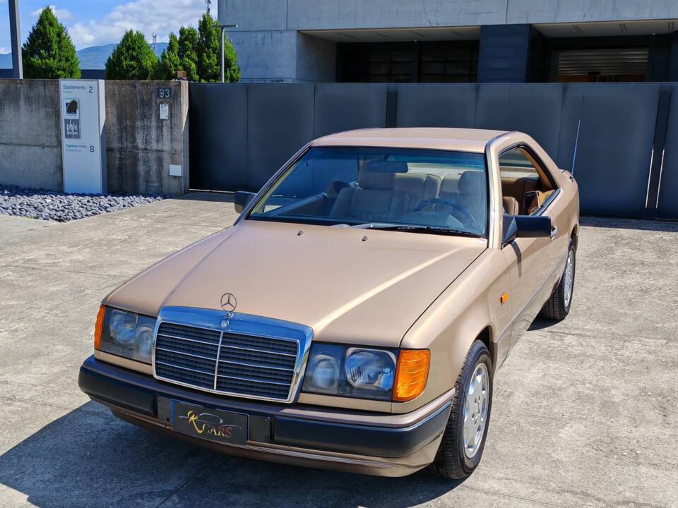 Image 1/42 of Mercedes-Benz 300 CE (1988)