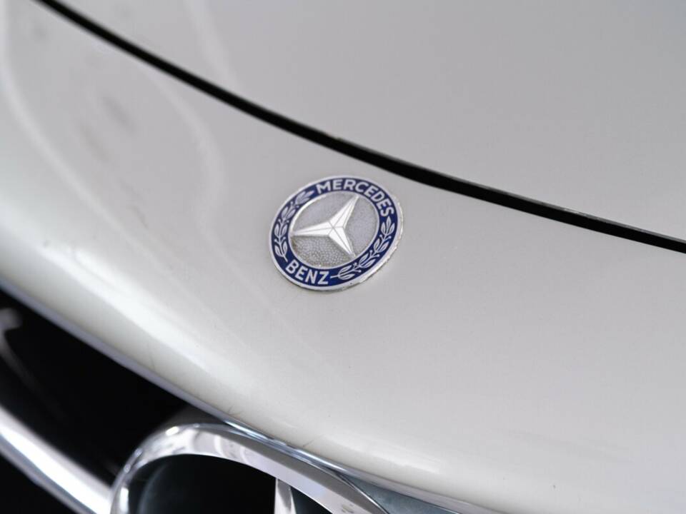 Image 17/36 of Mercedes-Benz 300 SL Roadster (1961)
