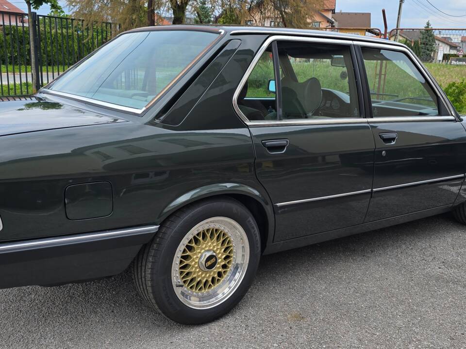 Image 2/11 of BMW 525i (1983)
