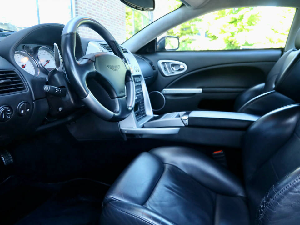 Immagine 27/50 di Aston Martin V12 Vanquish (2002)