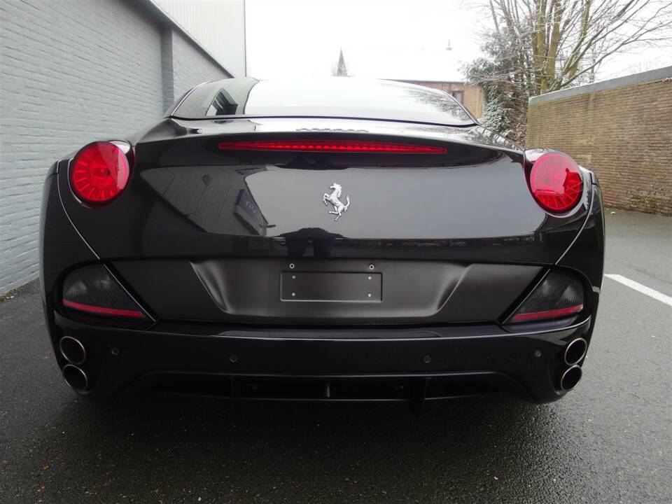 Image 8/99 of Ferrari California (2010)