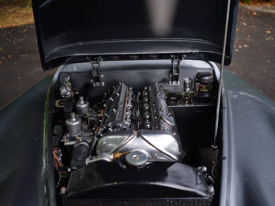 Image 31/33 of Jaguar XK 120 OTS (1951)