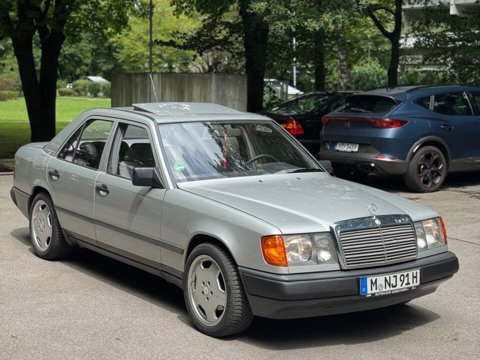 Image 2/32 of Mercedes-Benz 230 E (1987)