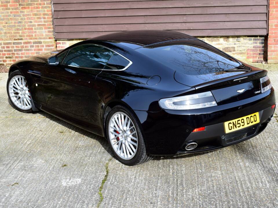 Afbeelding 50/50 van Aston Martin V8 Vantage (2009)