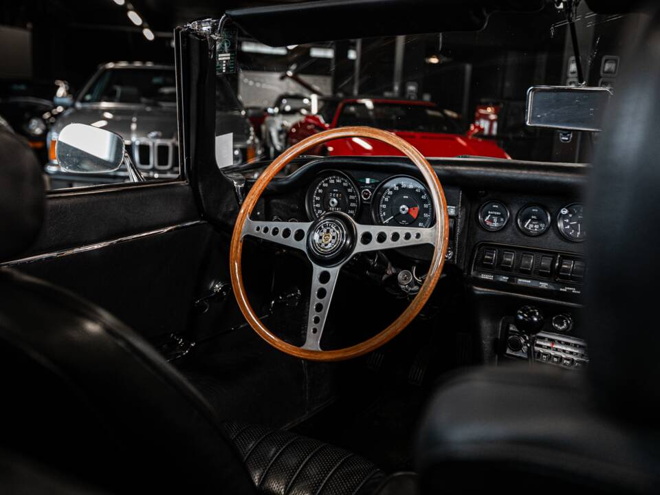Image 5/53 de Jaguar E-Type (1970)