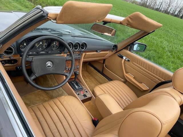 Afbeelding 2/8 van Mercedes-Benz 500 SL (1984)