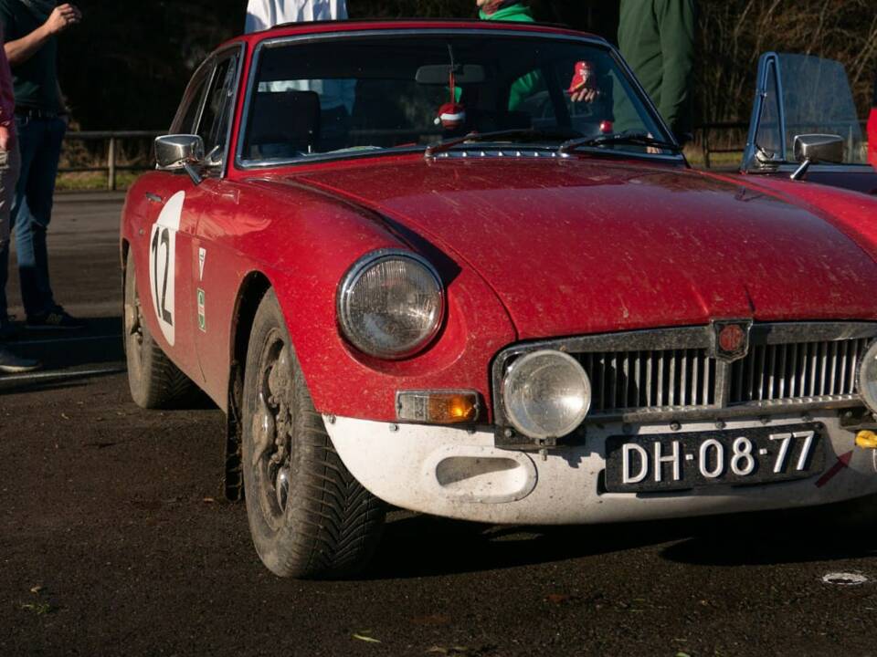 Image 42/50 of MG MGB GT (1972)