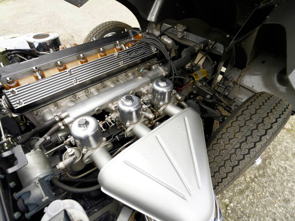 Image 22/25 de Jaguar E-Type (1969)