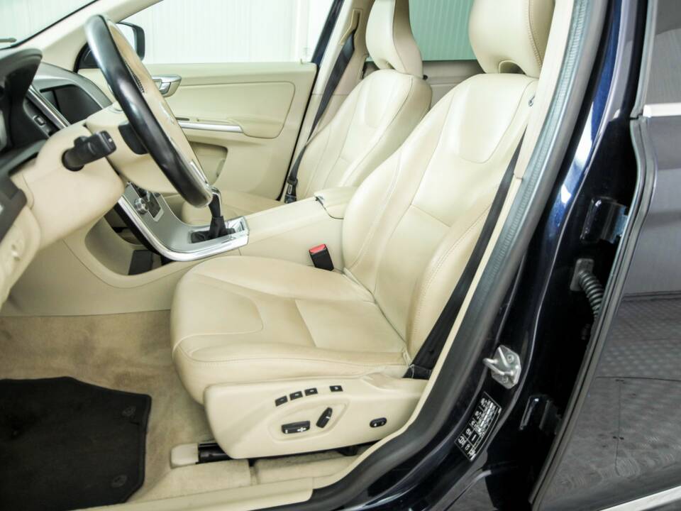 Image 33/50 de Volvo XC60 D3 (2017)