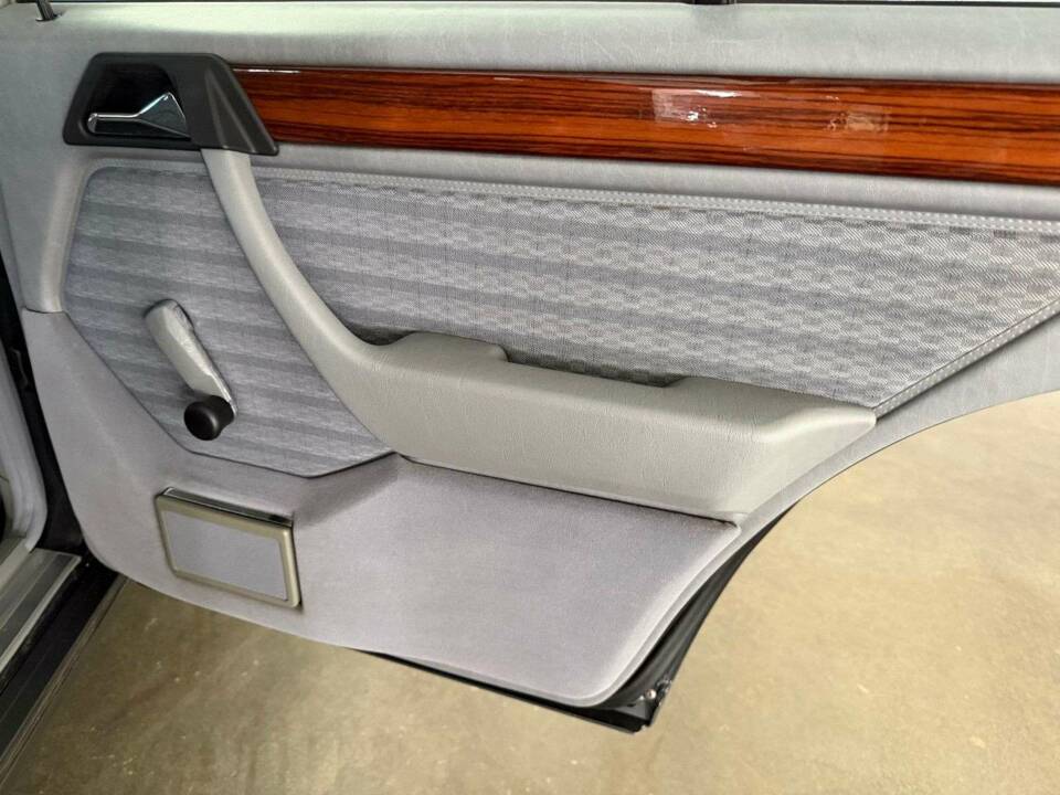 Image 42/43 of Mercedes-Benz 230 TE (1992)