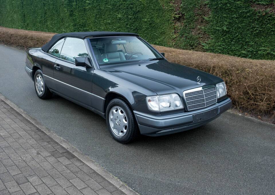 Bild 1/8 von Mercedes-Benz E 220 (1994)