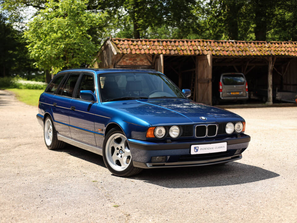 Image 2/64 of BMW M5 Touring (1992)