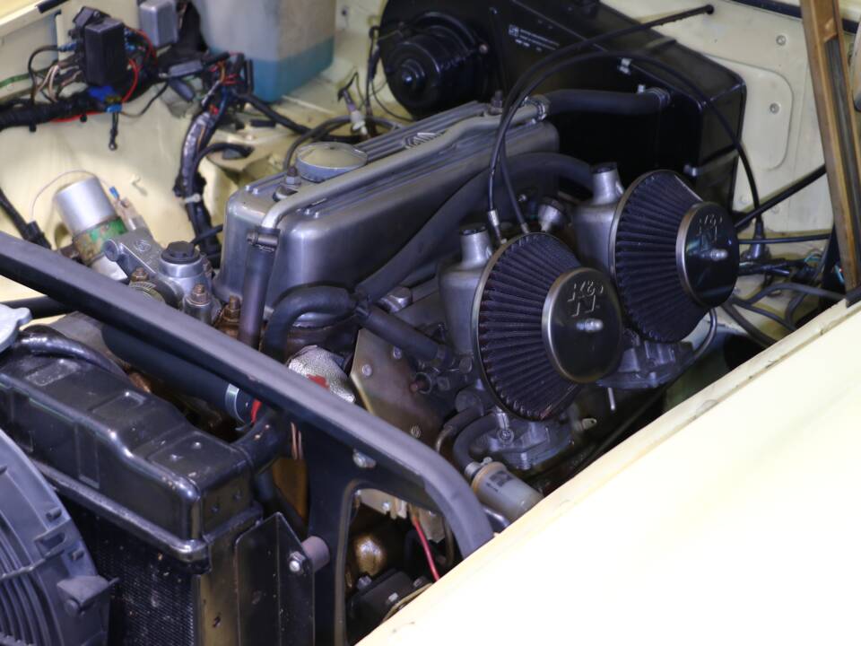 Bild 25/34 von MG MGB GT (1966)