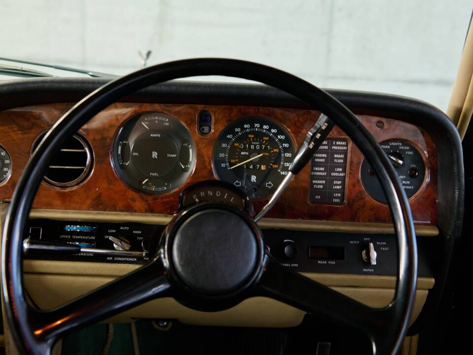 Imagen 45/50 de Rolls-Royce Silver Shadow II (1977)
