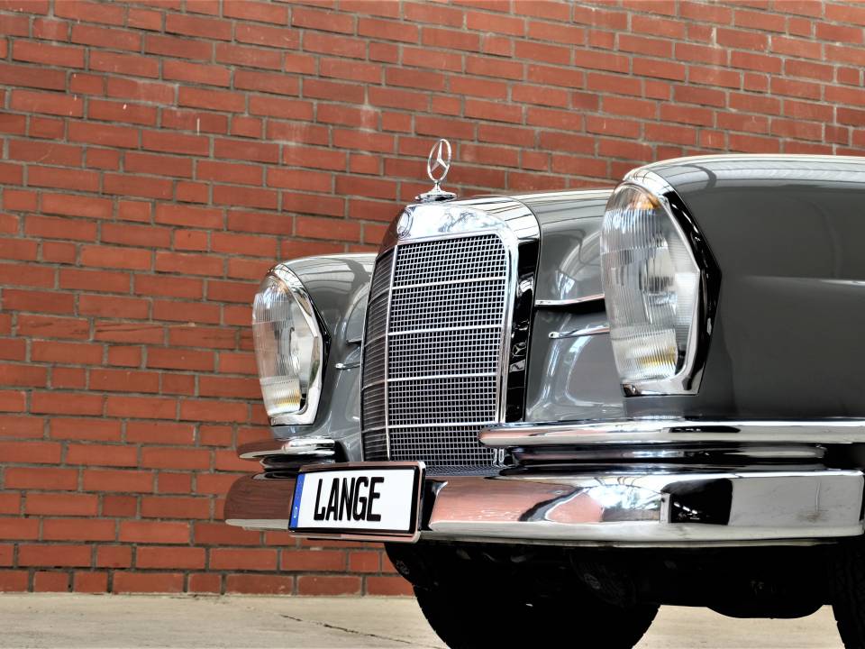 Image 6/89 of Mercedes-Benz 230 S (1967)
