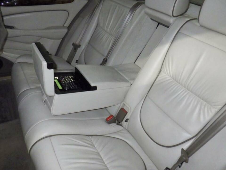 Image 13/25 de Jaguar XJ 8 4.2 (2003)