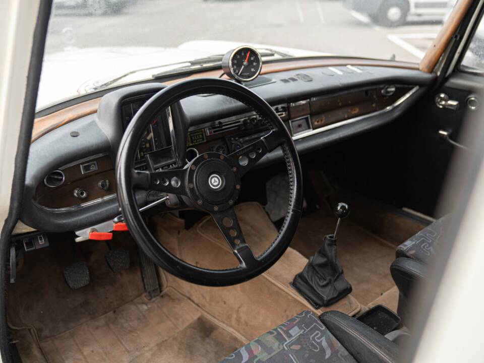 Imagen 43/50 de Mercedes-Benz 220 S (1967)