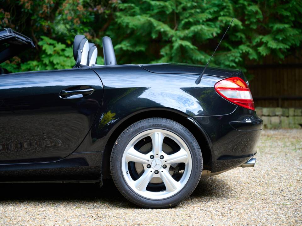 Image 30/50 of Mercedes-Benz SLK 350 (2004)