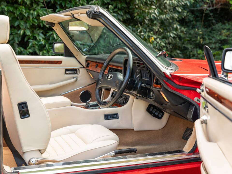 Image 32/50 of Jaguar XJS 5.3 V12 (1988)