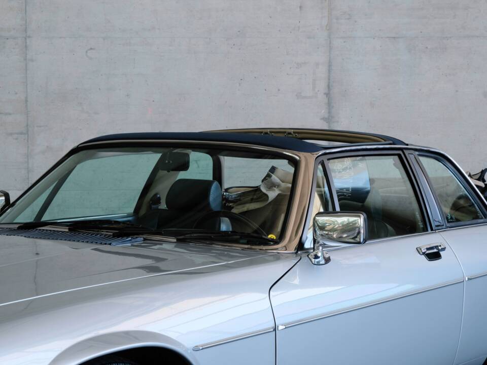 Image 39/47 of Jaguar XJ-SC 5.3 (1987)