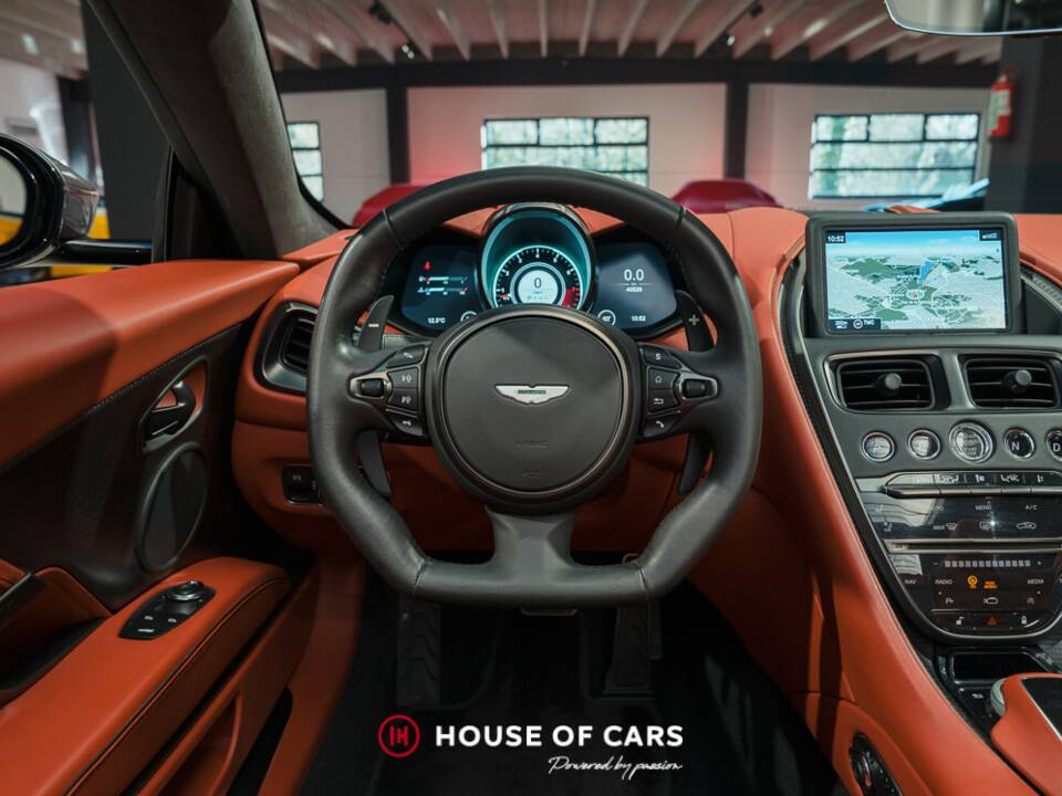 Image 19/25 of Aston Martin DBS Superleggera Volante (2020)