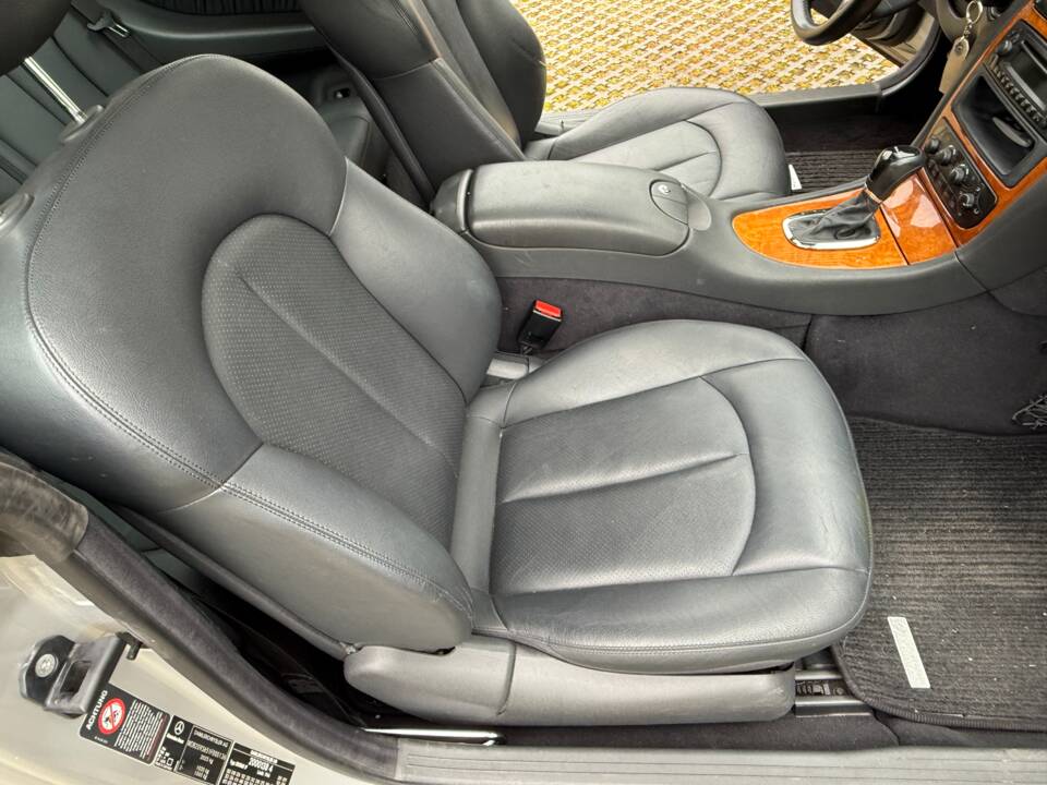 Image 17/27 of Mercedes-Benz CLK 320 (2002)