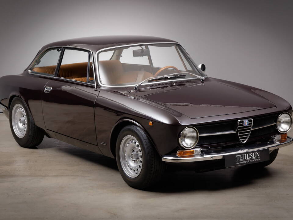 Image 4/35 of Alfa Romeo Giulia 1300 GT Junior (1973)