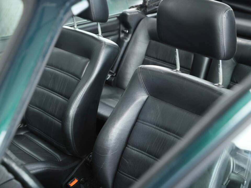 Image 18/36 of Volkswagen Golf Mk I Convertible 1.8 (1993)
