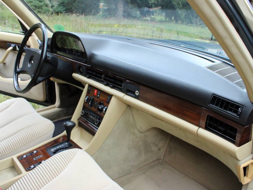 Image 21/51 de Mercedes-Benz 500 SE (1984)