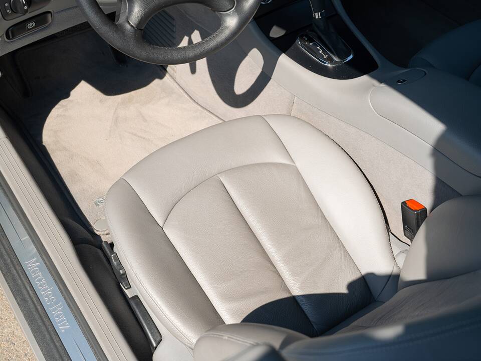 Image 35/49 of Mercedes-Benz CLK 280 (2006)