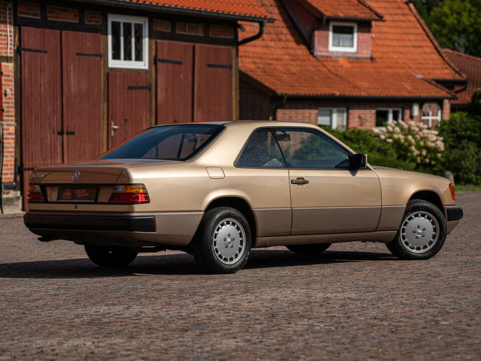 Image 14/40 of Mercedes-Benz 300 CE (1987)