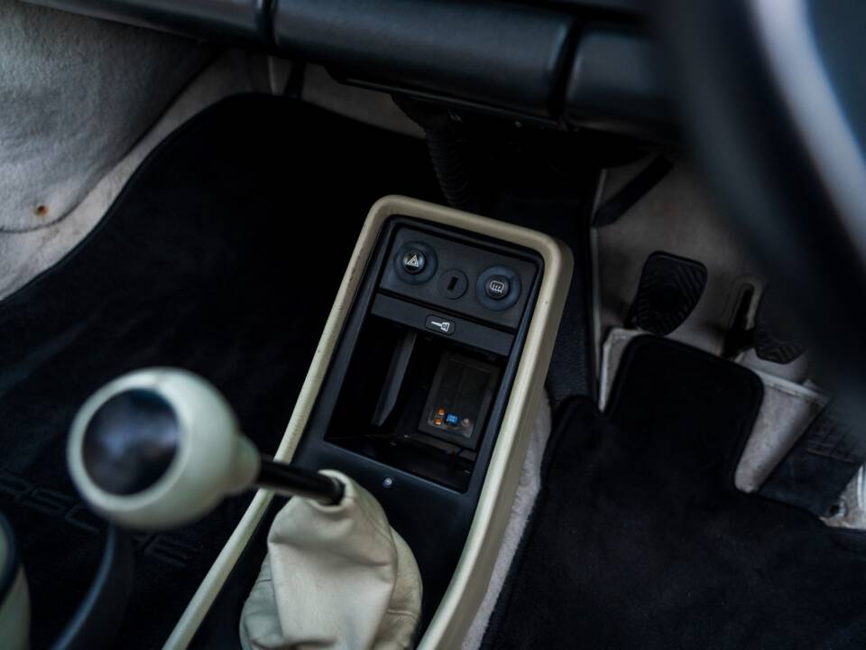 Imagen 24/60 de Porsche 911 Carrera 3.2 (WTL) (1988)