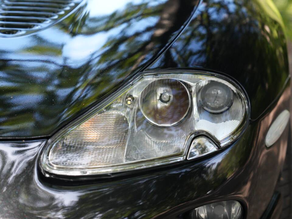 Image 18/50 of Jaguar XKR (1998)