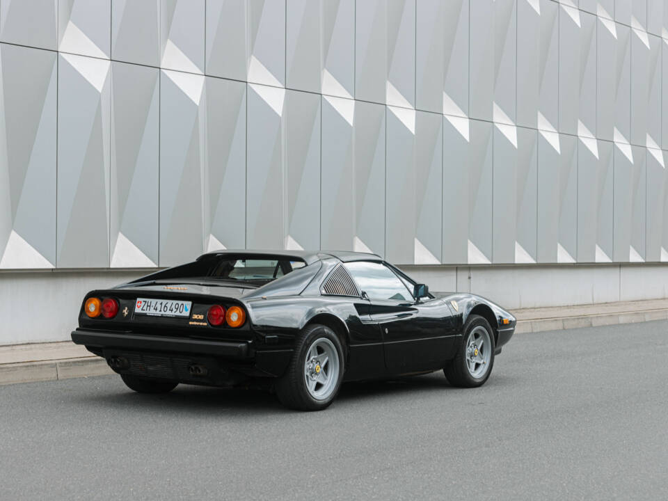 Bild 7/54 von Ferrari 308 GTSi Quattrovalvole (1985)