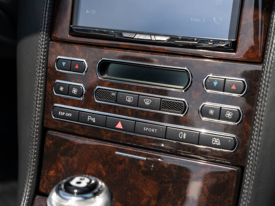 Image 22/31 of Bentley Azure T (2009)