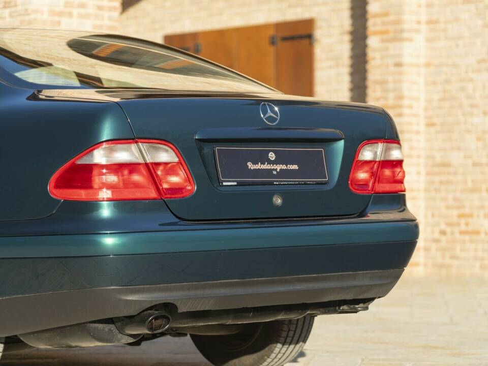 Image 25/50 of Mercedes-Benz CLK 200 (1997)