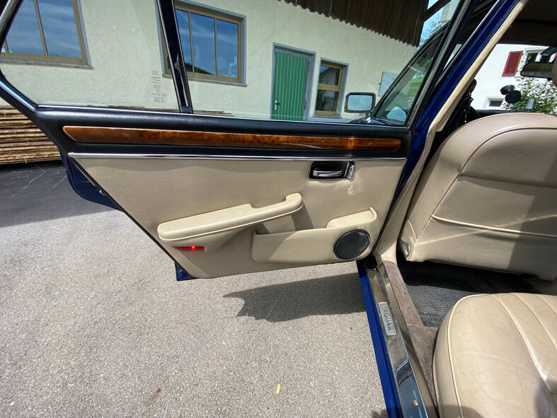 Image 27/36 of Jaguar XJ 6 4.2 (1984)