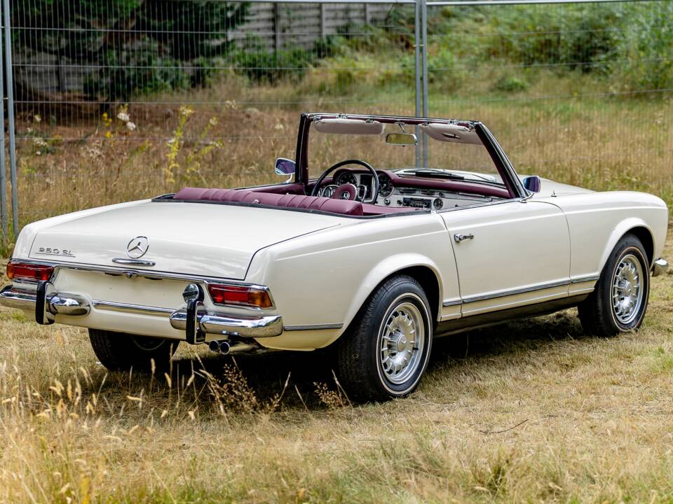 Image 3/46 of Mercedes-Benz 250 SL (1967)