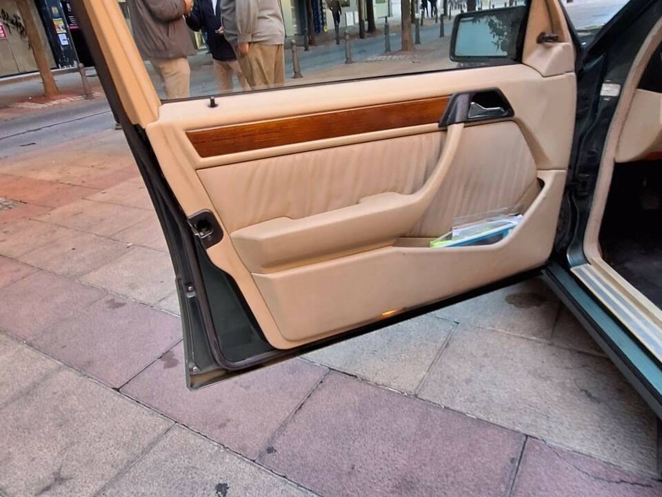 Immagine 4/12 di Mercedes-Benz 260 E (1988)
