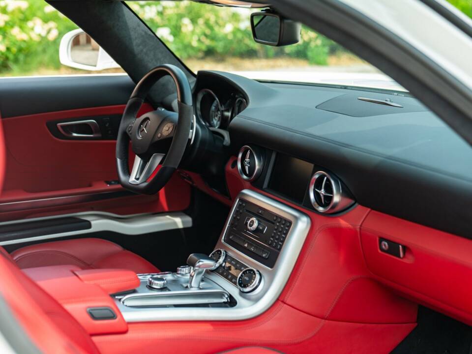 Image 26/50 of Mercedes-Benz SLS AMG (2010)