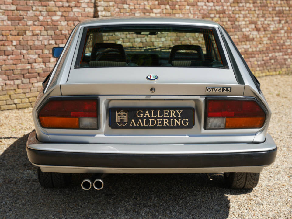 Image 21/50 of Alfa Romeo GTV 6 2.5 (1983)