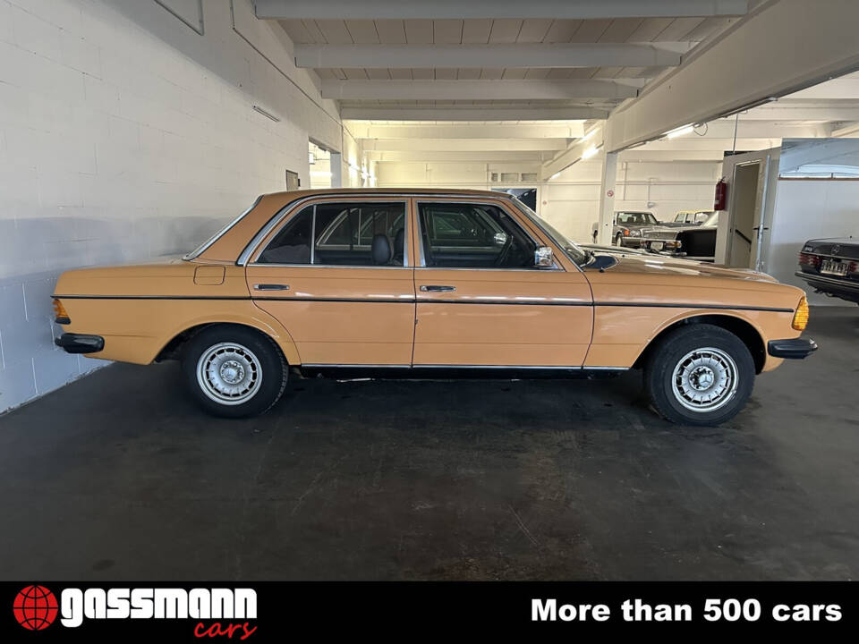 Image 4/15 de Mercedes-Benz 300 D (1977)