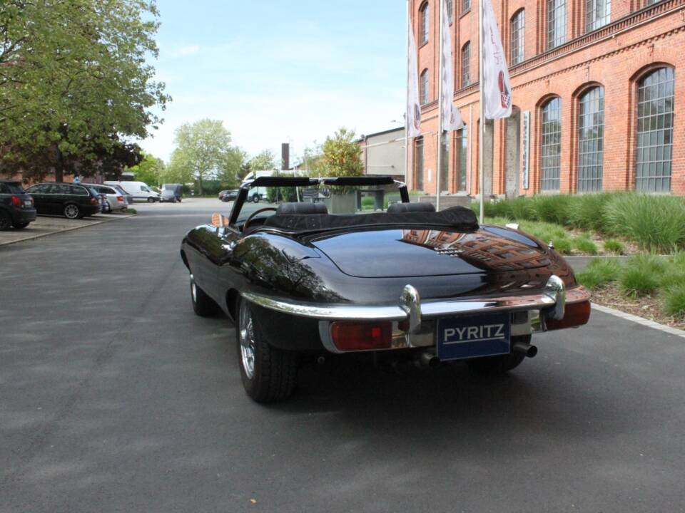 Image 23/24 of Jaguar E-Type (1970)