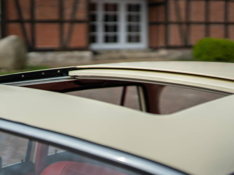 Image 3/42 of Mercedes-Benz 220 SE b (1965)