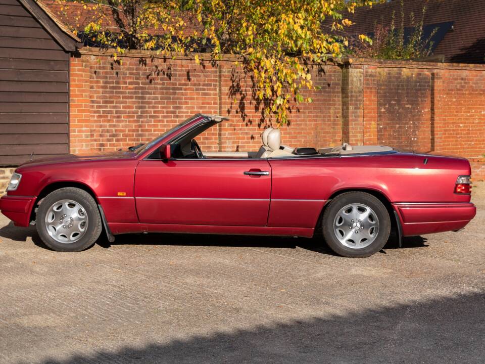 Bild 2/33 von Mercedes-Benz E 220 (1994)